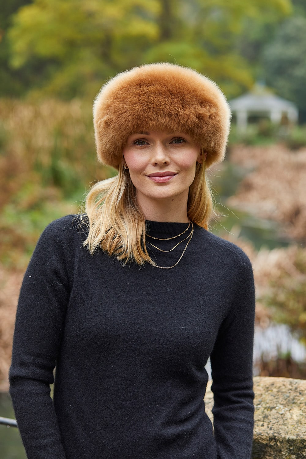 Caramel-colored luxury alpaca fur headband by Lacorine, showcasing soft, plush alpaca fur and stylish headband design.