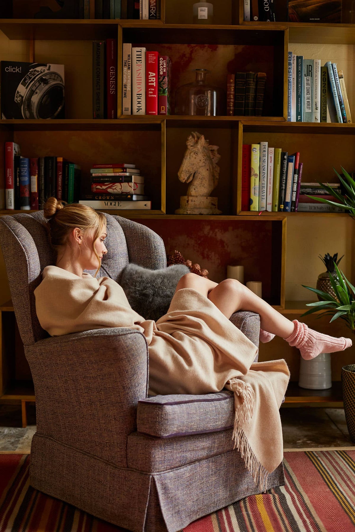 Soft, luxurious alpaca throw in neutral tones from Lacorine, perfect for cozy home decor and sustainable living.