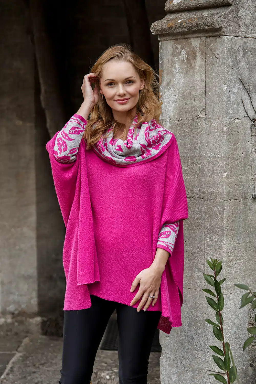 Lacorine Primavera alpaca poncho in magenta and grey with a cozy, woven wool texture and fringed edges, displayed on a mannequin.