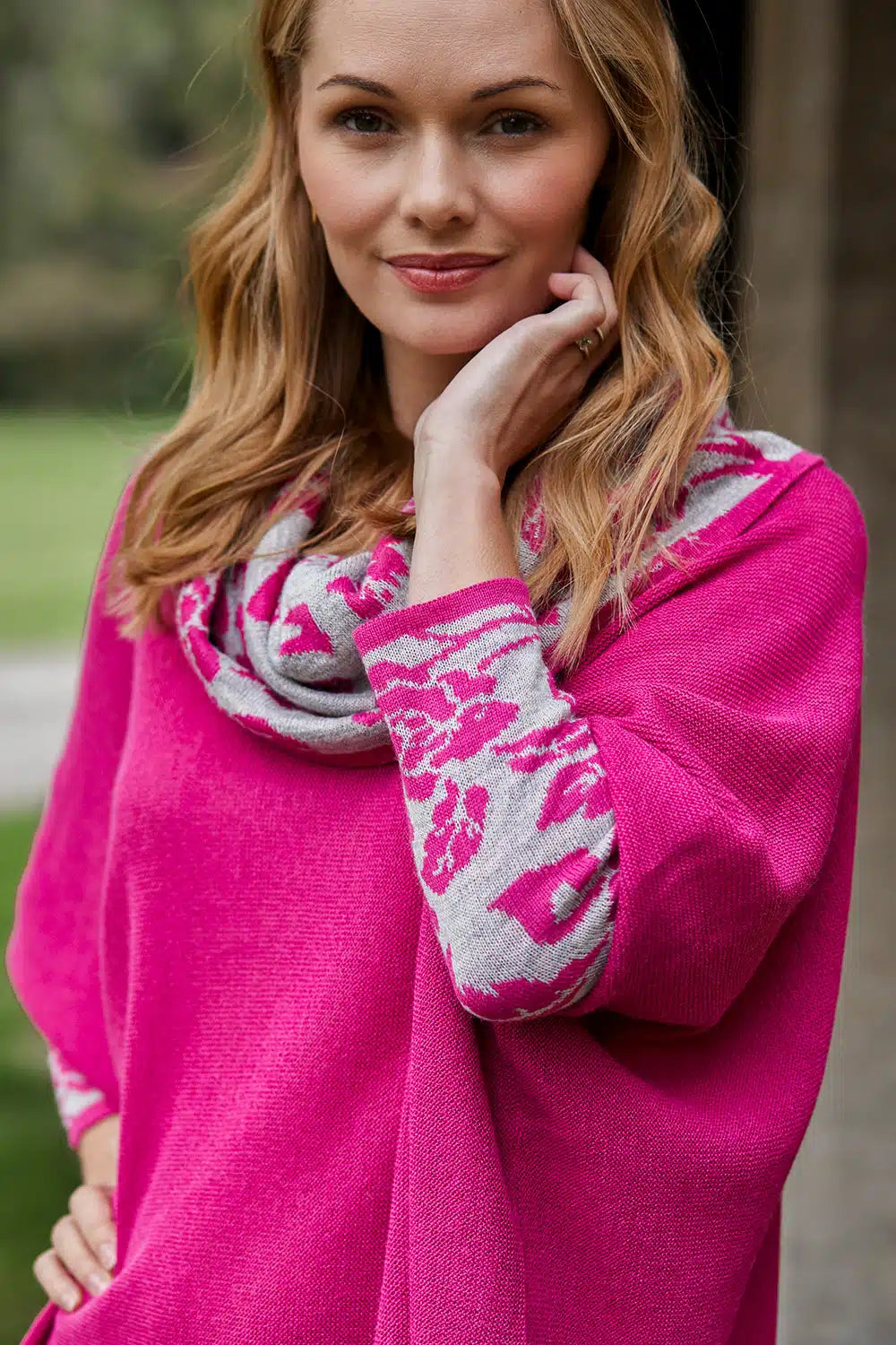 Lacorine Primavera alpaca wool poncho in magenta and grey, featuring a cozy, stylish design with a relaxed fit.