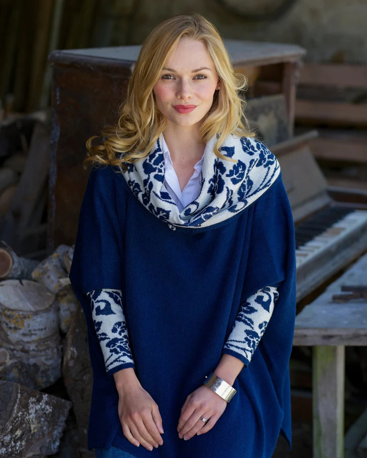 Lacorine Primavera alpaca wool poncho in navy blue and white, featuring a cozy, stylish design with fringed edges.