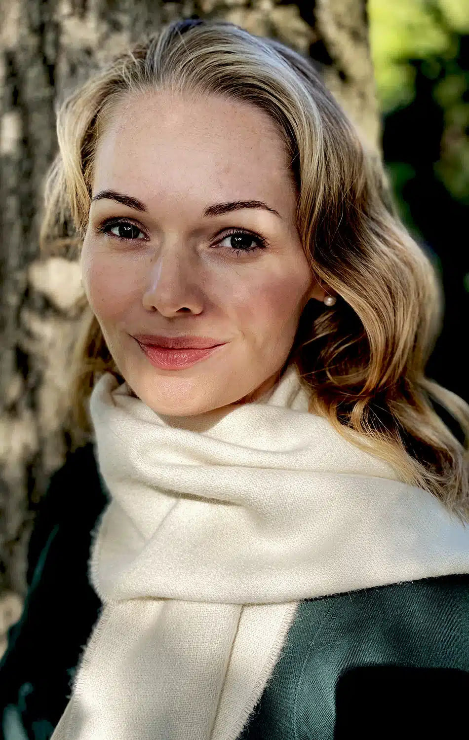 Cream alpaca knit scarf for women from Lacorine, soft and cozy accessory with fine craftsmanship.