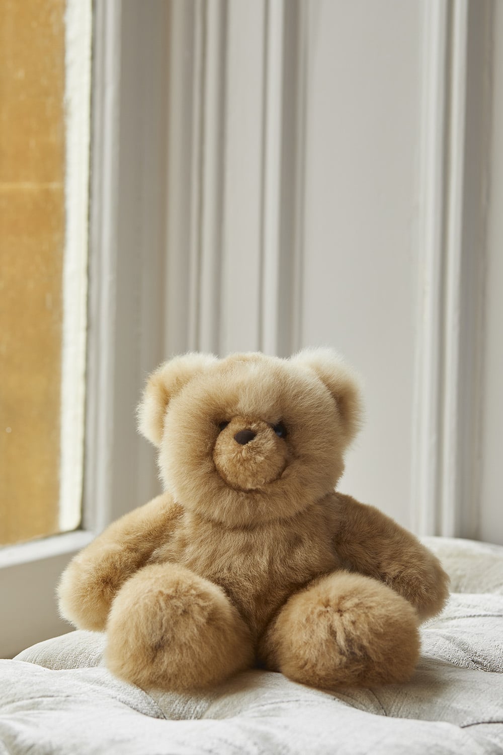 Lacorine Super Luxe Corinne alpaca fur teddy bear in light camel, 25cm plush toy with soft, luxurious fur.