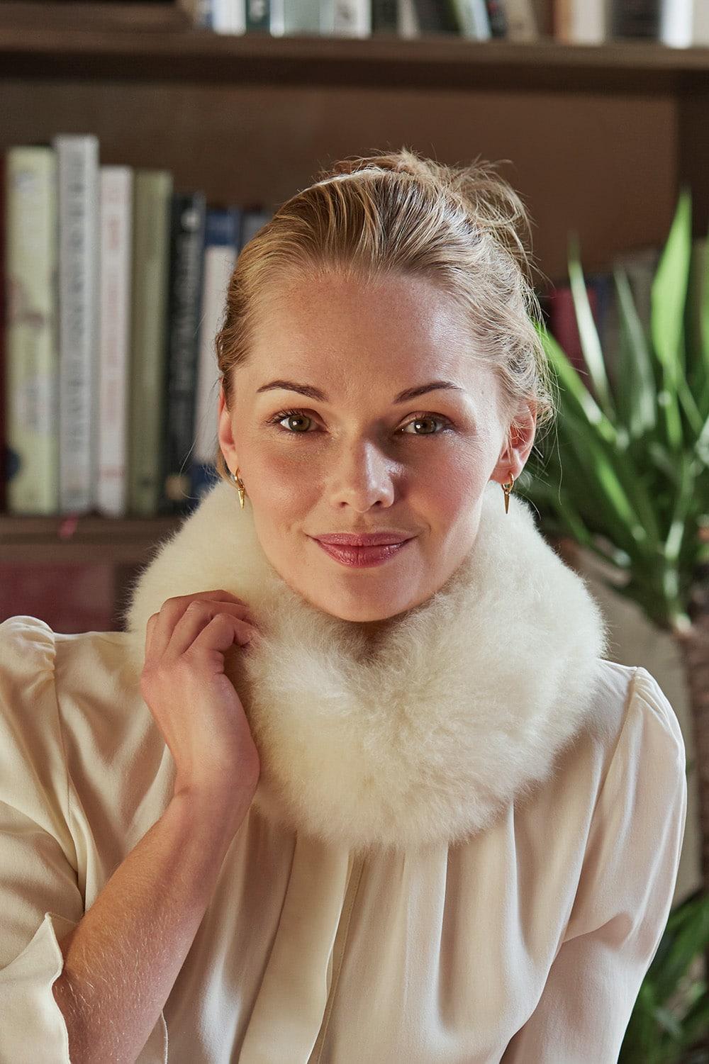 Lacorine luxury oyster alpaca fur headband featuring soft, warm, natural alpaca fibers with a stylish, cozy design for cold weather.