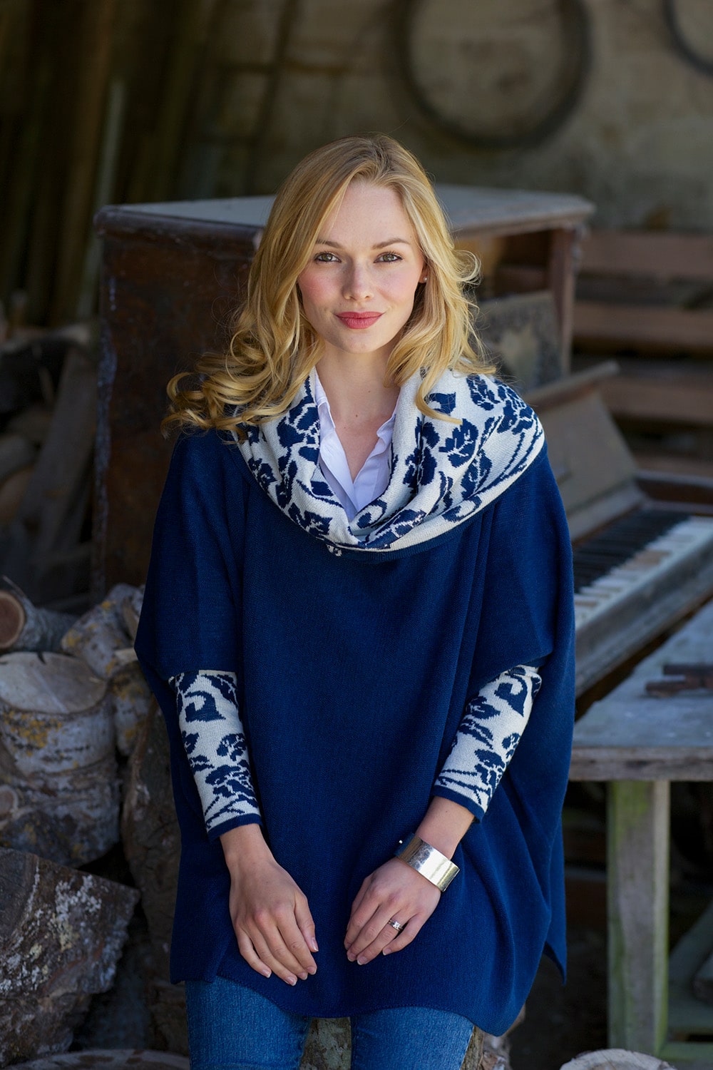 Lacorine Primavera alpaca poncho in navy blue and white with a cozy, woven design, perfect for stylish winter wear.