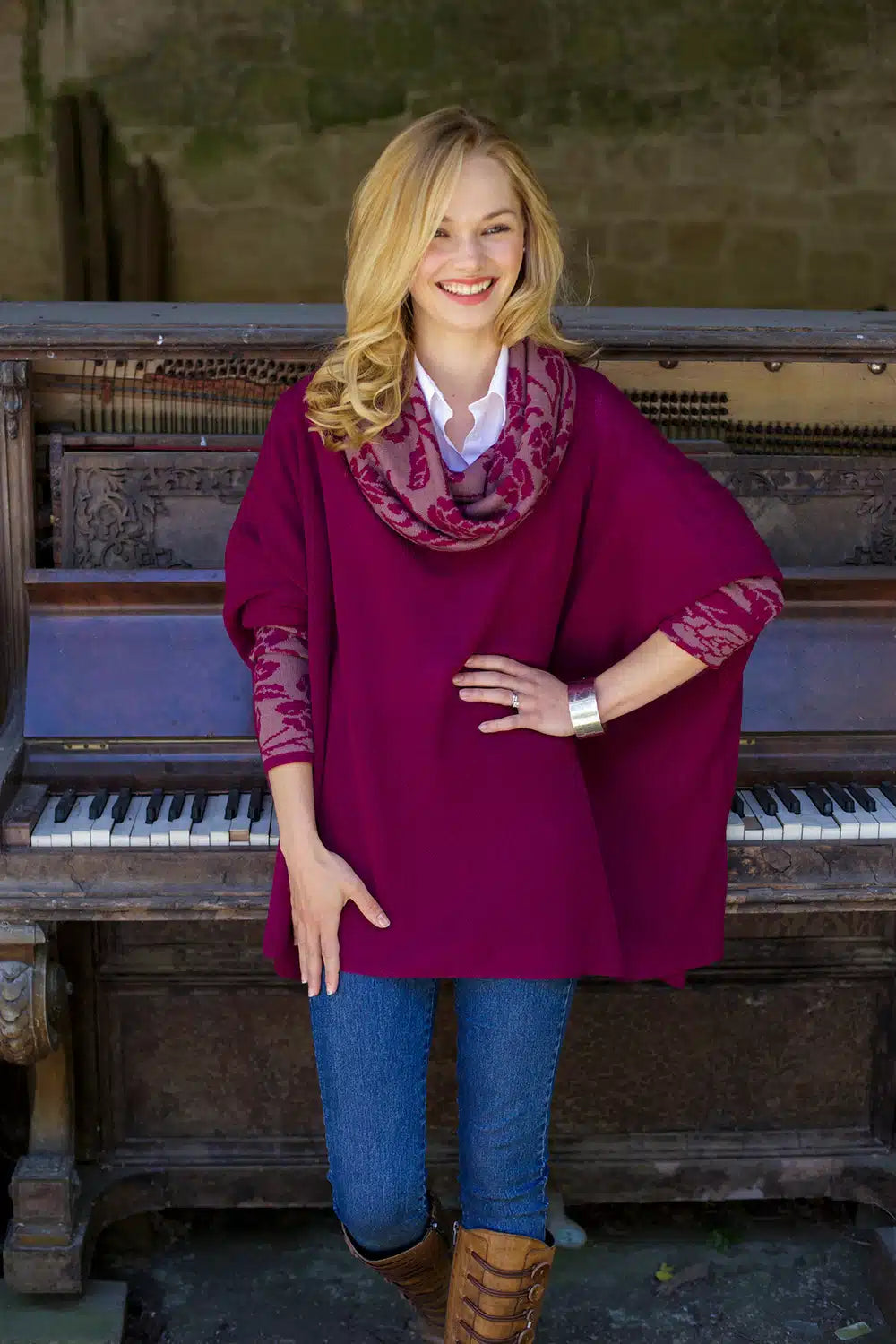 Lacorine Primavera alpaca wool poncho in dusty lilac and aubergine, featuring a cozy, stylish design with fringed edges.