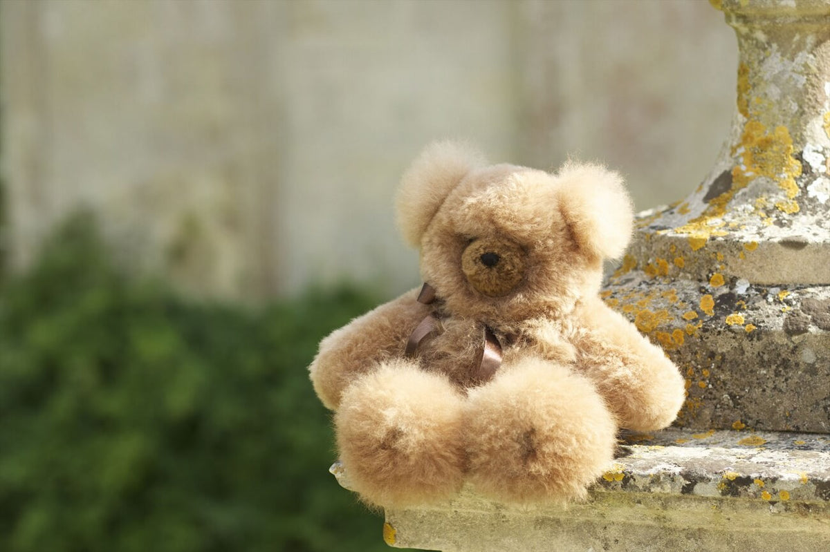 Lacorine Super Luxe Corinne alpaca fur teddy bear in coco color, plush and soft plush toy for cuddling and display